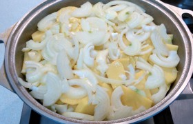 Теперь – очередь картошки, которую мы нарезаем кружками или половинками. Картофель приправляем, посыпаем луком.