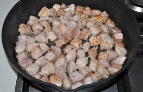 5 минут налитое в сковороду масло  перекаливается  на сильном огне. Не меняя огонь, закладываем свинину, (если сковорода небольшая – жарим в 2 приема), обжариваем мясо до легких корочек, 3-4 минуты.