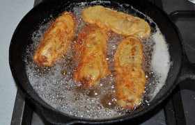 И легким движением снимаем колбаску с палочки прямо в сковороду. Жарим, поворачивая колбаски, 5-7 минут. Если они румянятся слишком быстро – снижаем огонь конфорки.