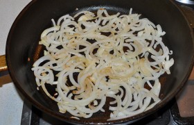 Хорошо разогреваем сковороду с 2-3 ст. ложками масла на среднем огне конфорки, 5-6 минут  пассеруем  нарезанный полукольцами лук. 