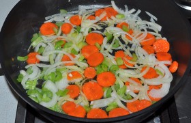 Загружаем овощи в сковороду с маслом, разогретым средним огнем.  Пассеруем , периодически перемешивая, 7-9 минут.
