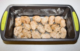 Включив духовку на 180-190°, щедро смазываем стенки небольшой формы сливочным маслом, начинаем выкладывать слои запеканки. На дно – ломтики курицы, поперченные и чуть подсоленные.