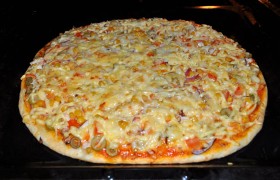 Выпекаем пиццу 12-15 минут, сначала в середине духовки, а немного позже – подняв повыше для подрумянивания сыра.