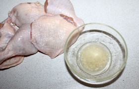 Выложив на доску промытые и обсушенные (как следует!) куски курицы, смешиваем компоненты маринада (измельчив чеснок).