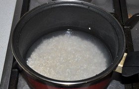 Отвариваем промытый рис до полной или почти полной готовности.