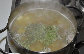 Еще 5 минут варки на слабом огне под крышкой - и мы посыпаем суп зеленью, выключаем конфорку, а супу даем настояться 7-8 минут. Перец и лавровый лист выкидываем.
