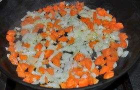 Разогрев средним огнем сковороду с маслом, 7-8 минут  пассеруем  лук с морковкой. 