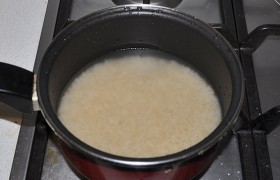 Начинаем готовить с риса: самым тщательным образом промываем, после чего  запариваем  (заливаем) кипятком.