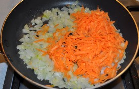 Время готовить суповую базу - зажарку (поджарку) для супа. Не поленитесь прочитать о  карамелизации  овощей – и вы с легкостью станете делать вкусные заправочные супы и многие соусы. Мелко шинкуем лук и морковь, на небольшом огне, помешивая иногда, долго (до 20 минут) томим овощи, пока не станут мягкими и почти прозрачными. 