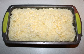 Посыпаем мелко натертыми сыром и сливочным маслом. Ставим на средний уровень духовки.