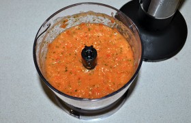 И еще промываем, нарезаем и пюрируем помидоры со сладким перцем (без семян, разумеется), сельдереем и порубленной петрушкой. В конце добавляем паприку.