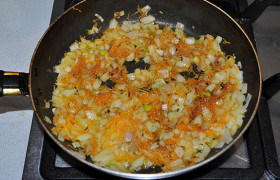 Рубим довольно мелко лук и натираем морковку (насколько крупно – это дело вкуса). Пассеруем, часто помешивая, (обжариваем на среднем огне) 12-15 минут. Добавляем в фарш с перловкой.