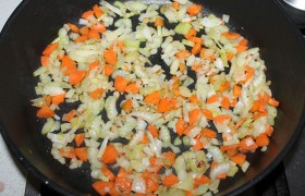 Пережарив говядину, засыпаем в освобожденную сковороду нашинкованные морковь, сельдерей, лук. Поменяв огонь на средний, 6-8 минут обжариваем.