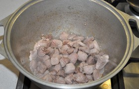 Закладываем мясо в масло и 3-5 минут обжариваем, перемешивая, пока мясо становится светлым и начинает покрываться корочками.