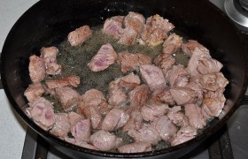В  раскаленном масле , на сильном огне быстро, за 2-2,5 минуты обжариваем мясо до корочек и кладем в латку, казан или кастрюлю с толстым дном. 