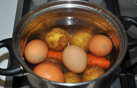 Картофель в кожуре отвариваем вместе с  морковью , можно и с яйцами. Только вовремя их вынимаем. 