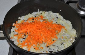 Мелко рубим вторую луковицу и морковь, обжариваем до мягкости.
