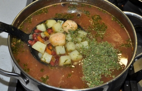 Приправляем зеленью, вылавливаем и выбрасываем лавровый лист и горошины перца (чтобы не горчили в супе). Даем супу постоять 5-6 минут до подачи.
