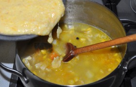 Половину или немного больше гущи из супа кладем в блендер, подливаем бульон и пюрируем. Выливаем обратно в кастрюлю.