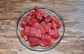 Промытое и обсушенное мясо нарезаем относительно крупными кубиками или просто кусочками.