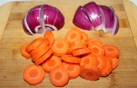 Очищенную морковь – нетонкими кружками (или как захочется), лук шинкуем довольно крупно.