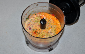 Вливаем в ту же чашу блендера сливки , включаем блендер и превращаем овощи в  пюре.

