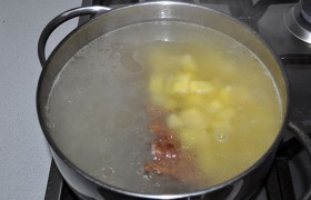 Нарезанную картошку кладем в бульон, выбрасываем горошки перца.