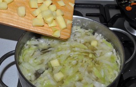 Следом засыпаем картофель. Щи издавна принято варить без него, но, если вы не любите супы без картофеля - варите с ним. 