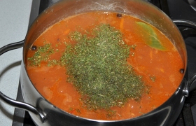 Посыпаем зеленью, свежей или сушеной, выключаем конфорку, держим суп под крышкой 5-7 минут до подачи на стол.