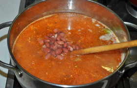 Фасоль пробуем, если соус в банке нам нравится - всё выливаем в суп. Нет? Сливаем соус, промываем фасоль и отправляем в кастрюлю. Приправляем солью, перцем, лавровым листом. Доводим до кипения, готовим 2-3 минуты.
