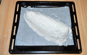Теперь обкладываем рыбу плотным слоем соли. И отправляем в середину духовки на 30 минут (при температуре 200°).