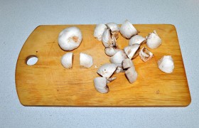 Между делом нарезаем шампиньоны на четвертинки или, если грибы мелкие, на половинки – так лучше чувствуется вкус грибов, чем при мелкой нарезке.