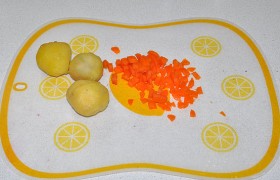 Отвариваем картофель и морковь. Отдельно - свеклу в воде с добавкой уксуса. Вовремя проверяем на готовность, чтобы овощи не превратились в кашу. Готовые – чистим и нарезаем. Кубиками – морковь.