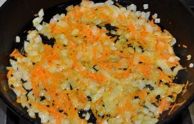 Добавляем нарезанную или натертую морковь и продолжаем обжаривание овощей еще 3-4 минуты.