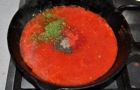 Выливаем томатное пюре, добавляем паприку и орегано, кумин и (на вкус) сахар, перец и соль, перемешиваем.