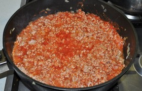 Эту томатную массу выливаем в сковороду.