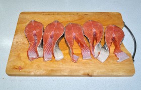 Очщенную тушку рыбы нарезаем стейками по 30 мм толщиной, приправляем перцем, солью. 