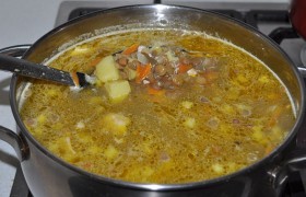 Соединяем подваренную чечевицу с заправкой из сковороды и картофелем, вливаем кипяток. У нас получается 2-2,2 л довольно густого супа. Приправляем солью, перцем, лимонным соком и соевым соусом, чесноком. Еще 9-10 минут довариваем суп – в закрытой кастрюле на небольшом огне.