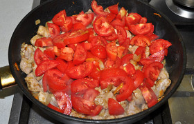 Посыпаем мясо приправой, перцем и солью, перемешиваем. Кладем сверху нарезанные томаты, слегка подсаливаем и посыпаем сахаром. 