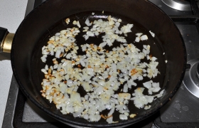 В сковороде греется на среднем огне масло, пока мы рубим мелко вторую луковицу, (для соуса) и  пассеруем  5-7 минут.