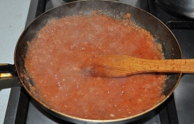 Добавляем томатную пасту, немного зелени, воду, приправляем.