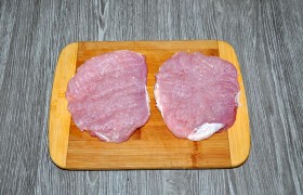 Нарезаем обмытое и тщательно обсушенное мясо стейками толщиной в среднем 15-16 мм (поперек волокон).  Отбиваем , доводя до толщины 9-10 мм. Обсыпаем перцем, ароматнее – если это смесь свежемолотых перцев. 