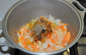 Добавляем натертую (или нарезанную) морковь, все приправы, обжариваем еще 3-4 минуты.