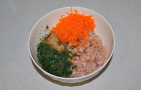В миску с фаршем кладем булгур, мелко тертую морковь, порубленную зелень. Солим, перчим, вымешиваем начинку до однородности, если надо - добавляем немного воды для сочности.