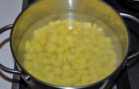 Чистим картофель, нарезаем кубиком, опускаем в воду для супа и ставим на огонь. 