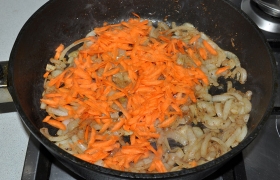 Добавляем тертые моркови, жарим так же еще 3-4 минуты.