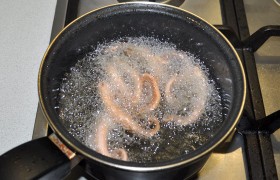 Масло в сковороде или подходящем ковшике  перекаливаем  на самом сильном огне. Опускаем в него по несколько щупальцев и обжариваем каждую порцию по 30-35 секунд.