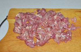 Нет такого приспособления - нарезаем куриное мясо вручную или делаем обычный фарш в мясорубке.