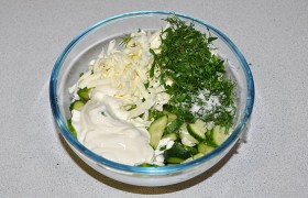 Соединяем огурцы с сыром и зеленью, кладем сметану, зелень, пропускаем чеснок через пресс (либо мелко рубим его). Солим и перемешиваем салат, если надо – добавляем еще немного сметаны.