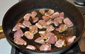  Раскаляем  толстодонную сковороду с 1 ст. ложкой масла, выкладываем половину свинины (чтобы лежала свободно и жарилась, а не варилась), жарим 2-3 минутки, пока свинина посветлеет и начнет обзаводиться корочками. 